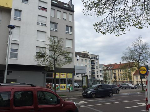 Commerces en face